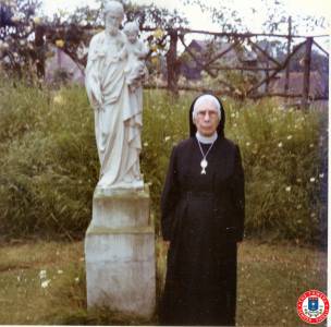 Mother-Aloysius-with-St-Josephs-statue